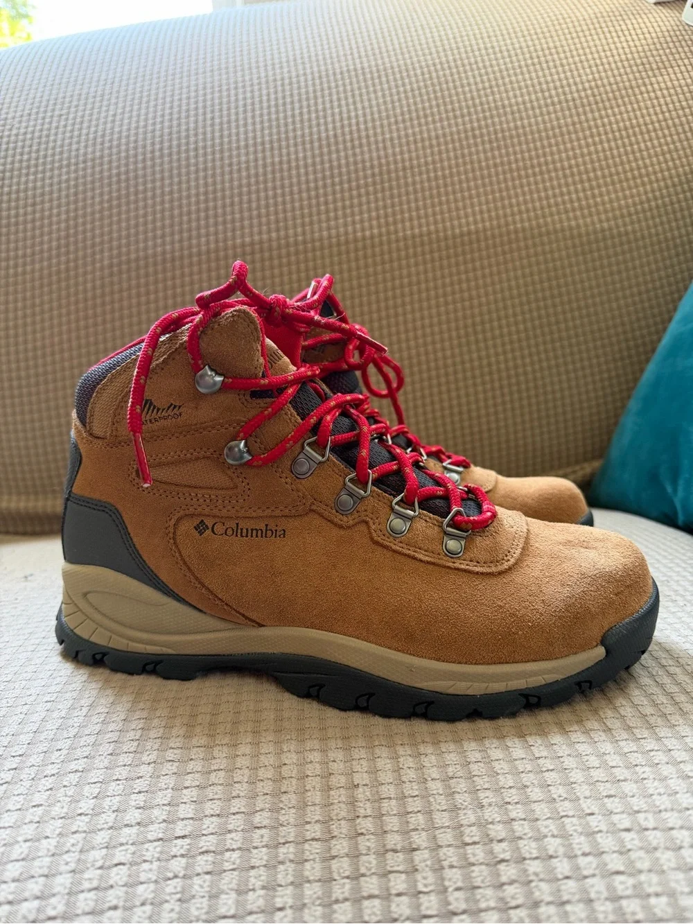 NEW - 9 Columbia Tan Suede Hiking Boots with Red Laces